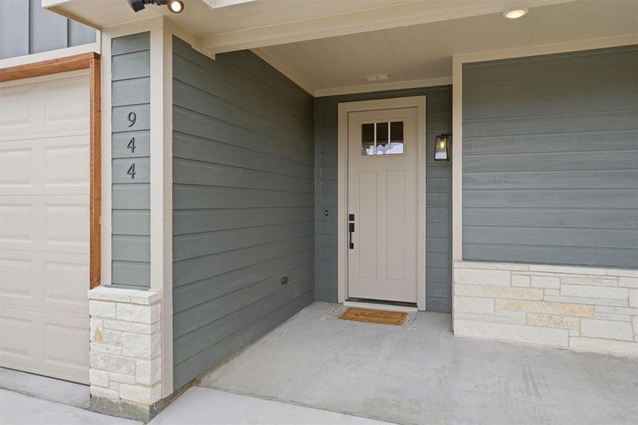 Exterior details and patio area of a home in , Tolar (Image 4).