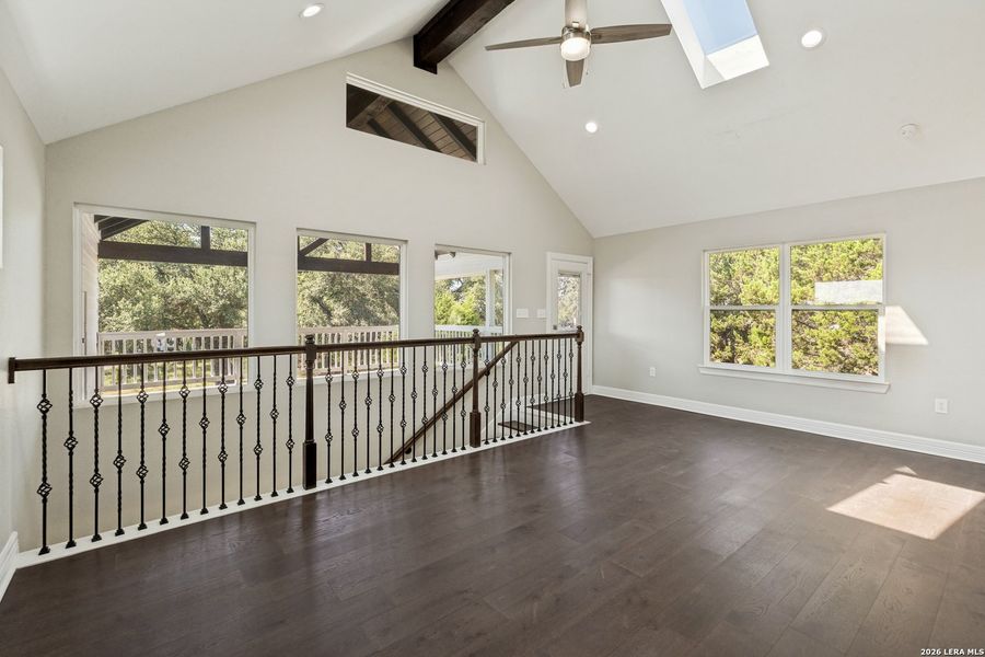 Spacious, unfurnished interior of a new home in , Canyon Lake (Image 10).