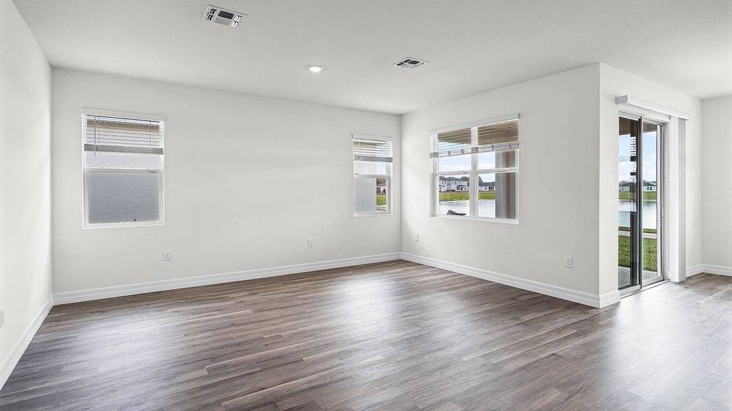 Spacious, unfurnished interior of a new home in Harmony on Lake Eloise, Winter Haven (Image 11).