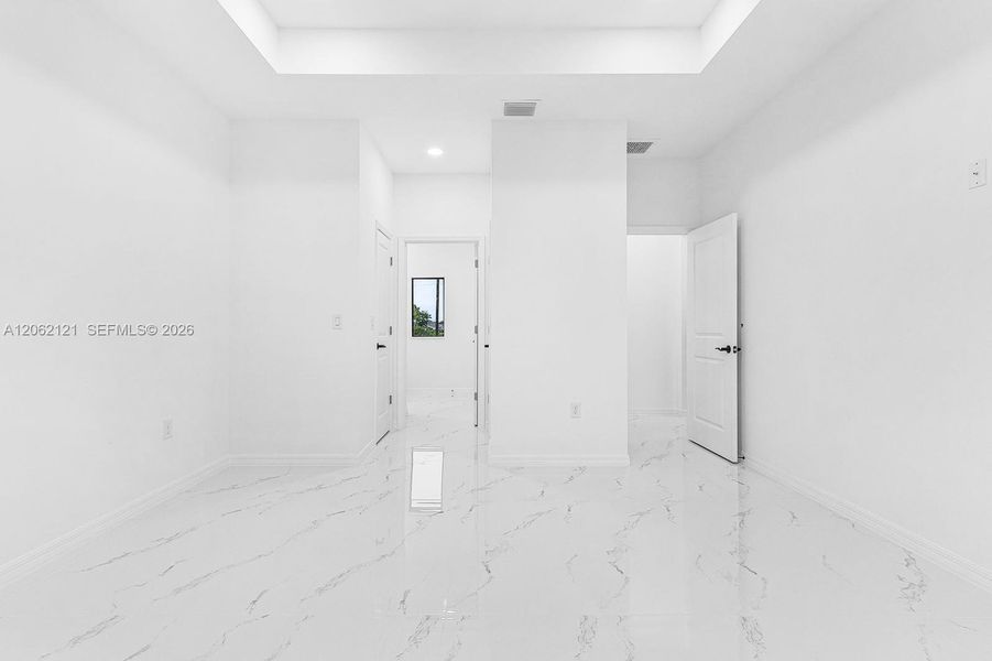 Spacious, unfurnished interior of a new home in , Cape Coral (Image 18).