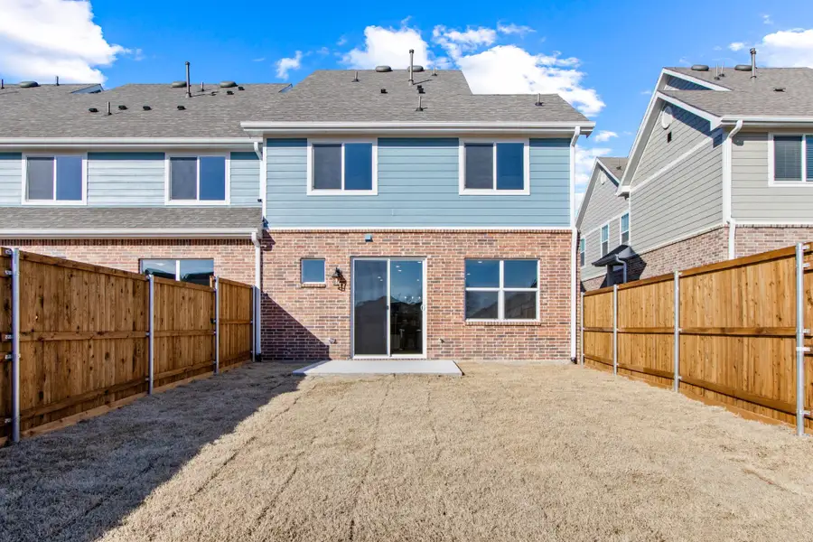Exterior details and patio area of a home in Woodbridge Townhomes, Wylie (Image 4).