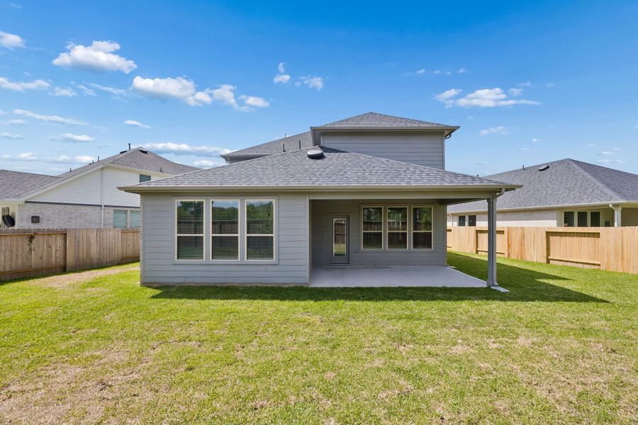 Exterior details and patio area of a home in Ellerden, Tomball (Image 2).