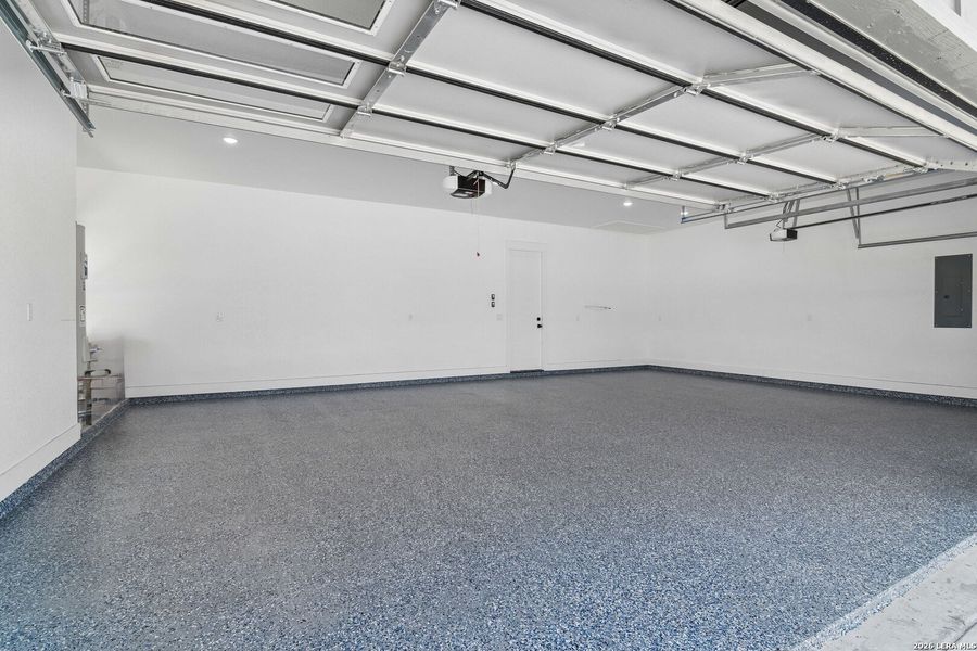Spacious, unfurnished interior of a new home in , La Vernia (Image 20).