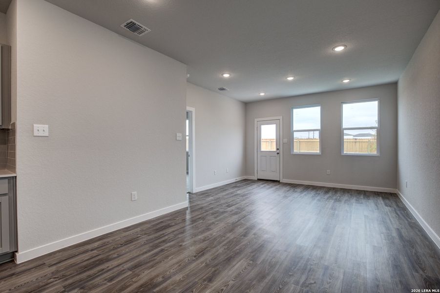 Spacious, unfurnished interior of a new home in Park Place, New Braunfels (Image 9).