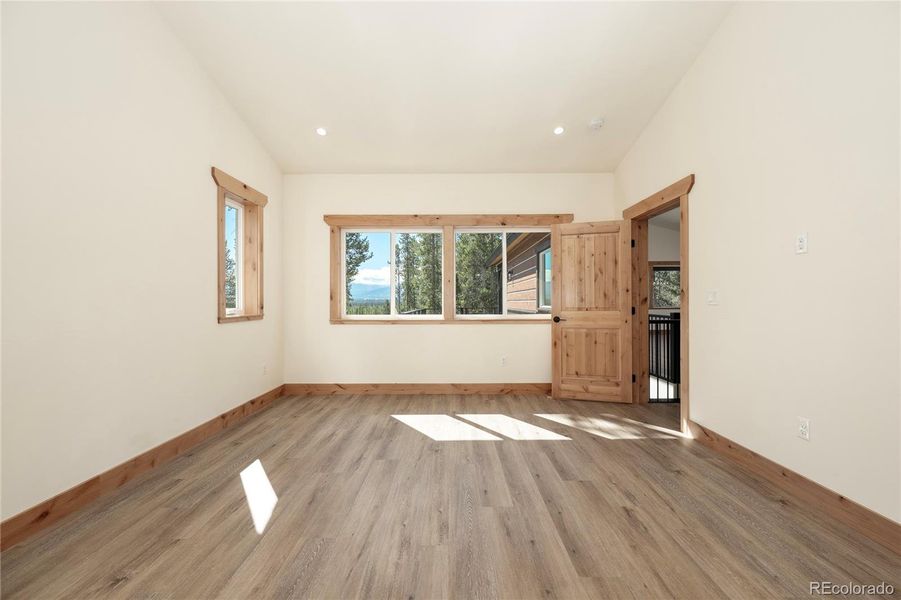 Spacious primary bedroom 16.5 x 13’