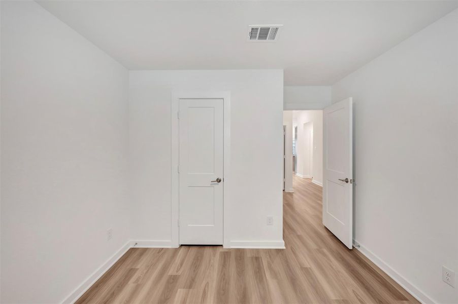 Spacious, unfurnished interior of a new home in Miller's Pond, Rosenberg (Image 33).