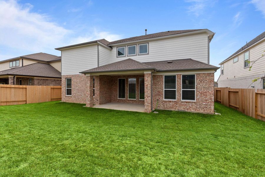 Exterior details and patio area of a home in Barton Creek Ranch, Conroe (Image 4).