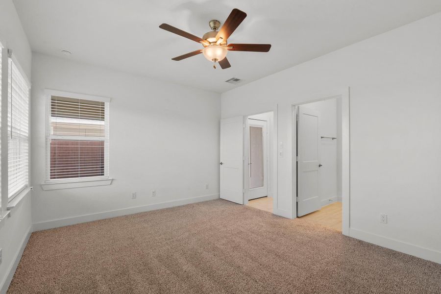 Spacious, unfurnished interior of a new home in Meridiana, Iowa Colony (Image 14).