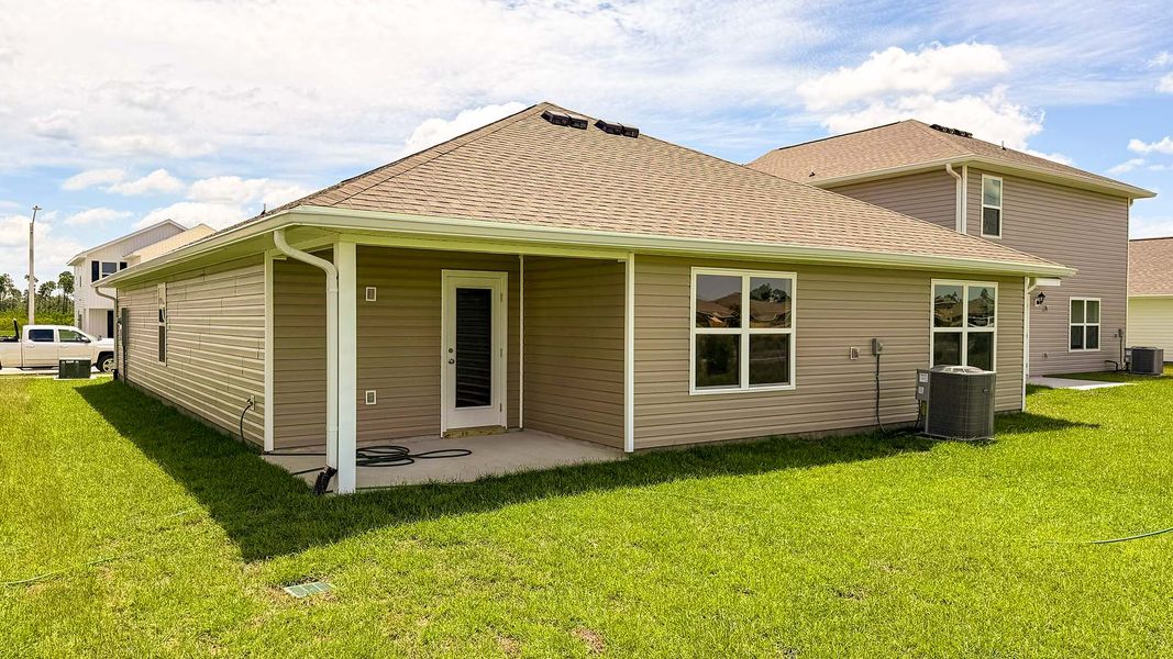 Exterior details and patio area of a home in Titus Park, Panama City (Image 3).