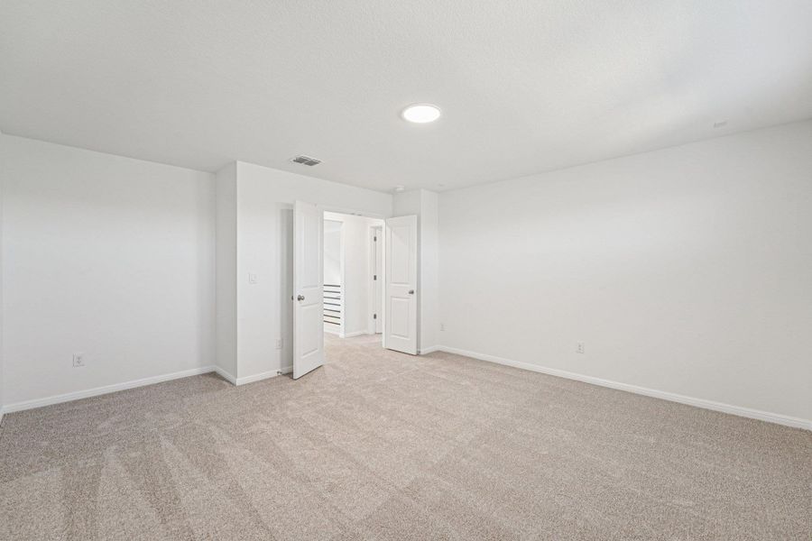 Spacious, unfurnished interior of a new home in Porter Country, Buda (Image 29).