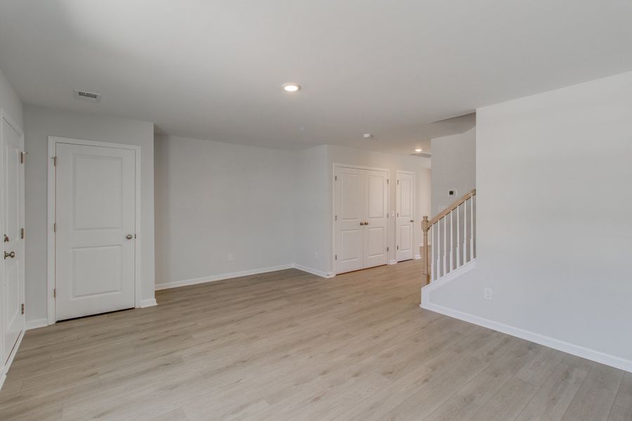 Spacious, unfurnished interior of a new home in Astoria, Columbia (Image 14).