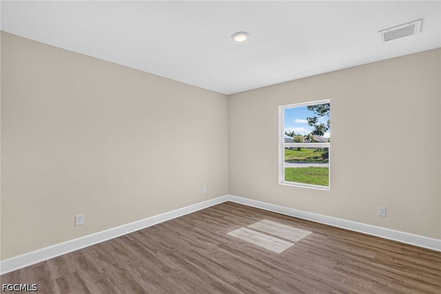 Spacious, unfurnished interior of a new home in Cape Coral, Cape Coral (Image 24).