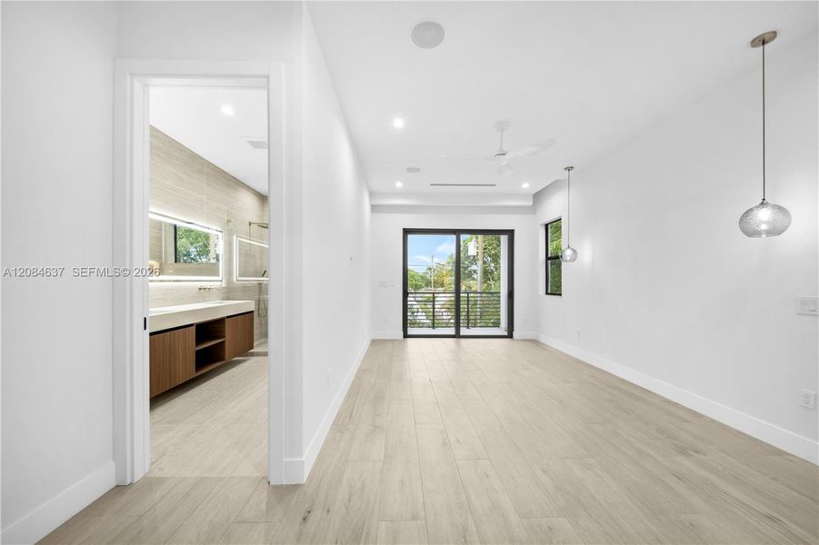 Spacious, unfurnished interior of a new home in , Fort Lauderdale (Image 54).