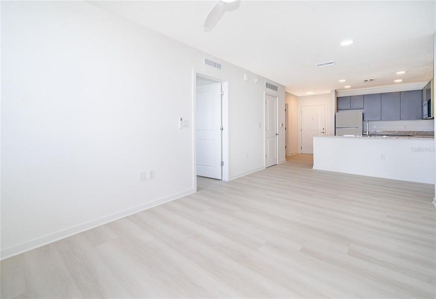 Spacious, unfurnished interior of a new home in , Orlando (Image 21).