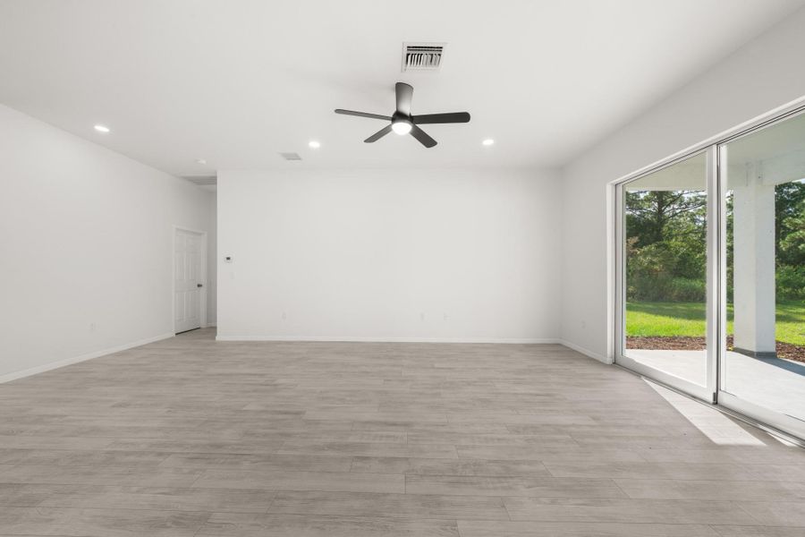 Spacious, unfurnished interior of a new home in , Lake Placid (Image 37).
