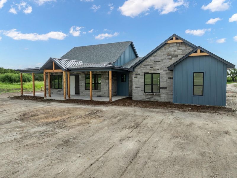 Exterior details and patio area of a home in , Gatesville (Image 1).