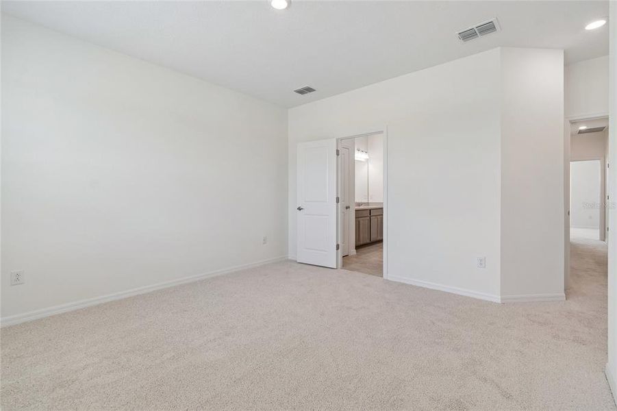 Spacious, unfurnished interior of a new home in Waterset Townhomes, Apollo Beach (Image 23).