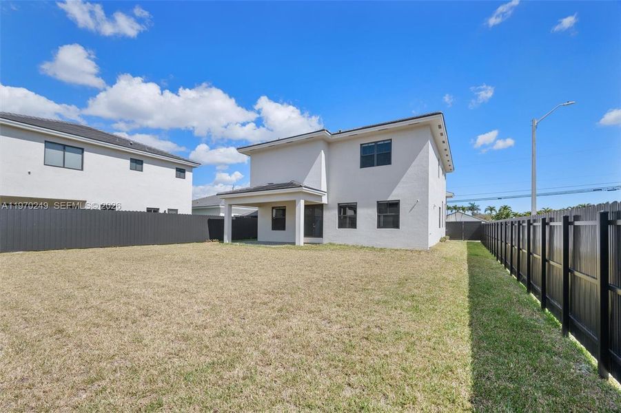 Exterior details and patio area of a home in , Miami (Image 28).