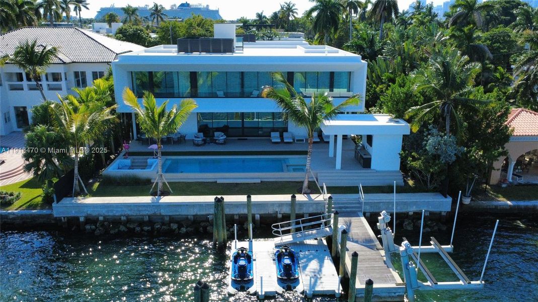 Condo located in Miami Beach, FL showcasing its design and architecture (Image 3).