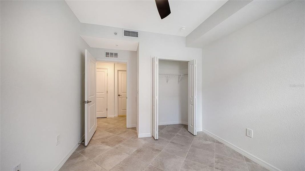 Spacious, unfurnished interior of a new home in Legends Cove, Bradenton (Image 30).