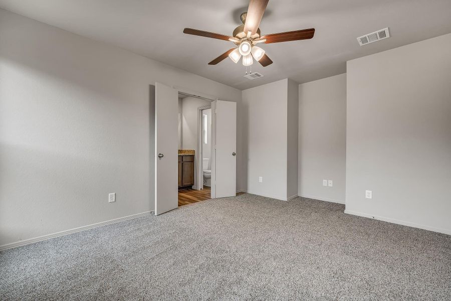 **Photos are sample photos of similar plan. Colors and features might vary**