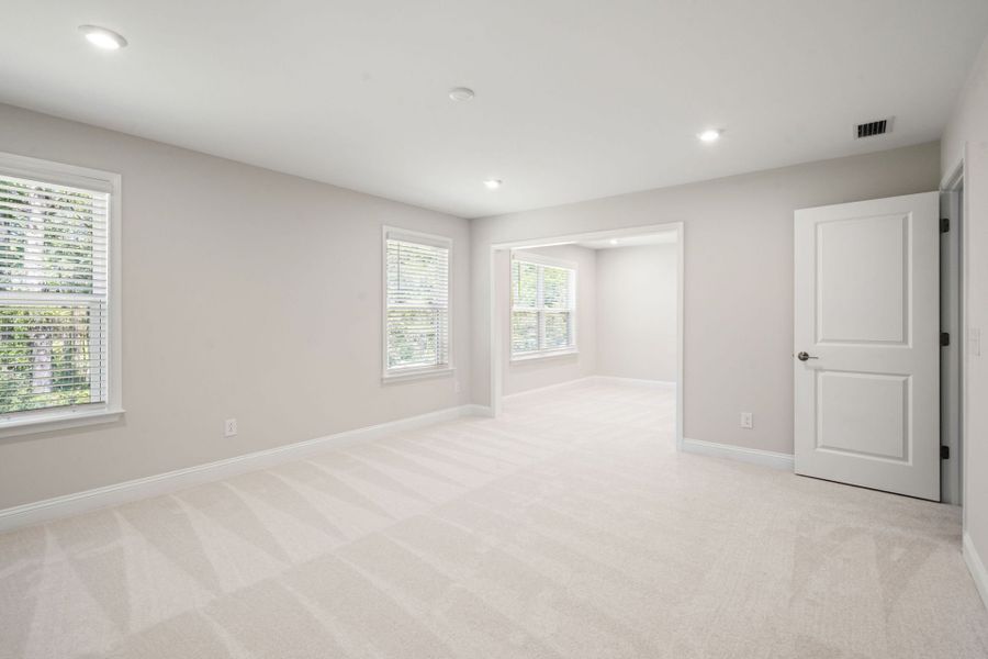 Spacious, unfurnished interior of a new home in Waterways, Richmond Hill (Image 69).