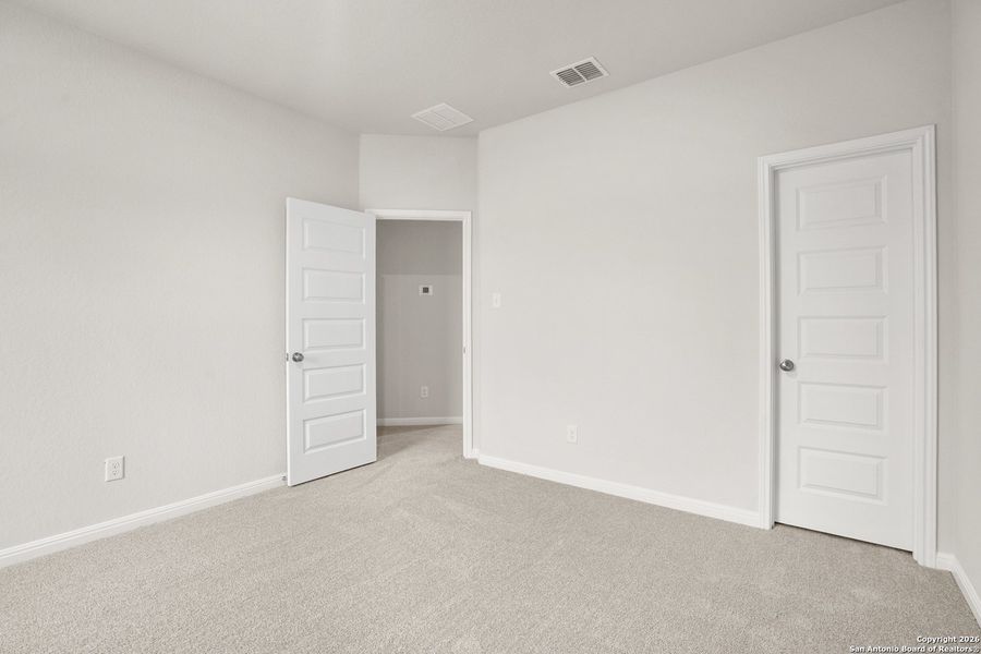 Spacious, unfurnished interior of a new home in Timber Creek, San Antonio (Image 14).
