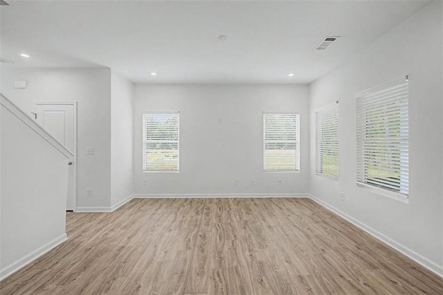 Spacious, unfurnished interior of a new home in Sawmill Creek, Mableton (Image 43).