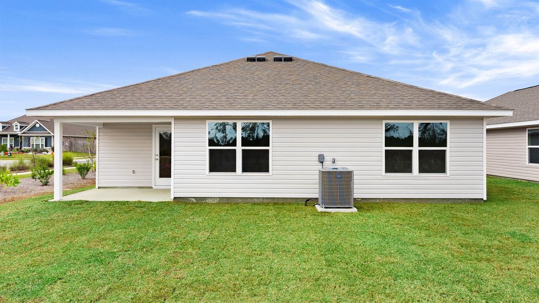 Exterior details and patio area of a home in Titus Park, Panama City (Image 4).