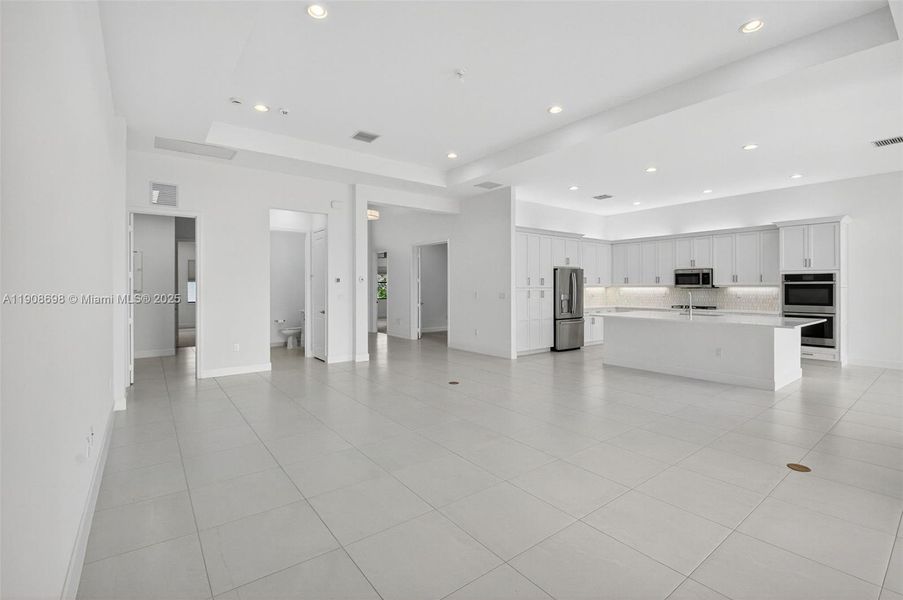 Spacious, unfurnished interior of a new home in , Boynton Beach (Image 51).