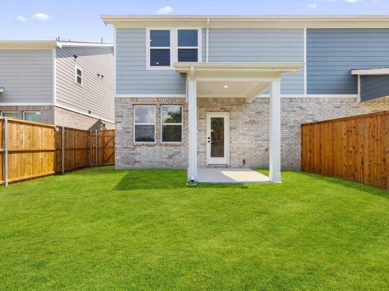 Exterior details and patio area of a home in Lake Park Villas, Wylie (Image 4).