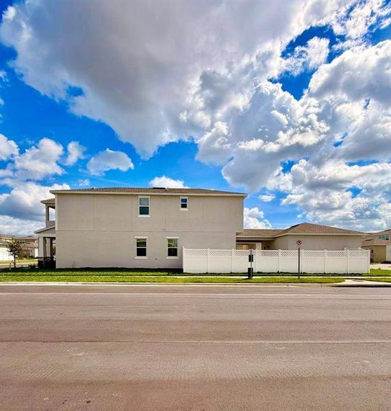 Exterior details and patio area of a home in , Winter Garden (Image 27).
