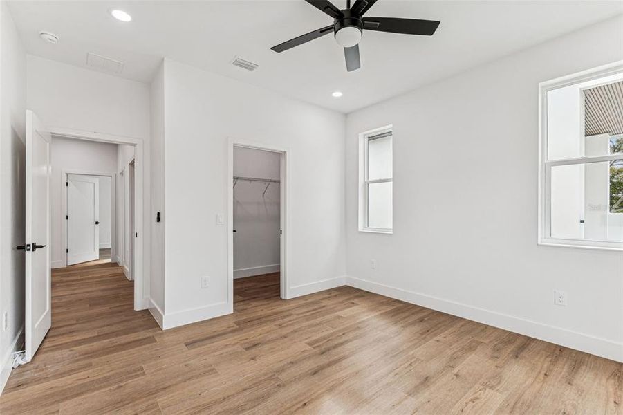 Spacious, unfurnished interior of a new home in , Tampa (Image 38).