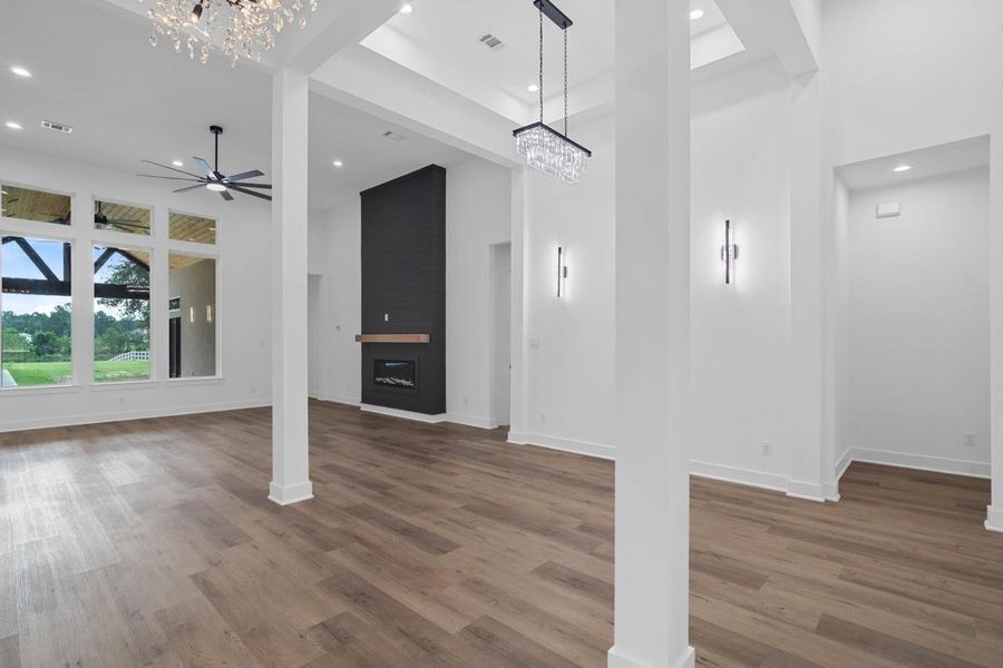 Big spacious living space with ample lighting, with chandeliers and a fireplace. Big spacious living space with ample lighting, with chandeliers and a fireplace.