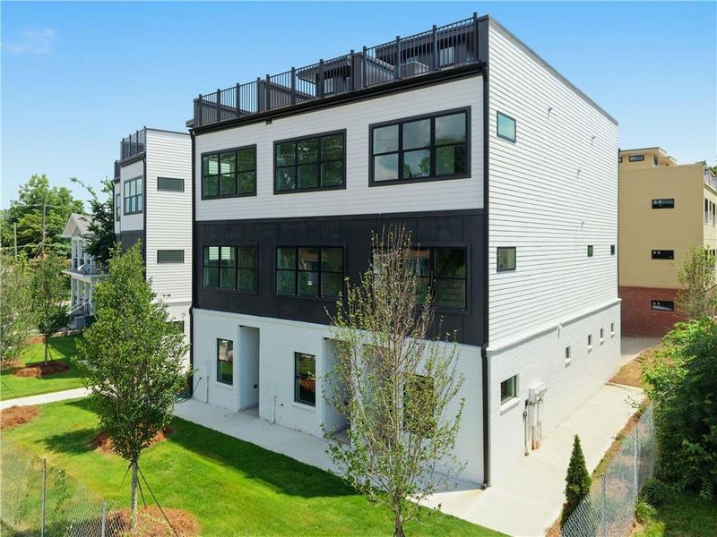 Condo located in Atlanta, GA showcasing its design and architecture (Image 4).