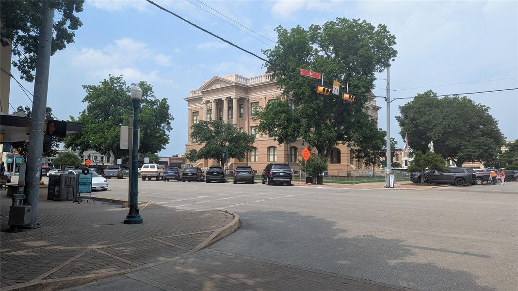 15 minutes from the Most Beautiful Town Square in Texas 15 minutes from the Most Beautiful Town Square in Texas