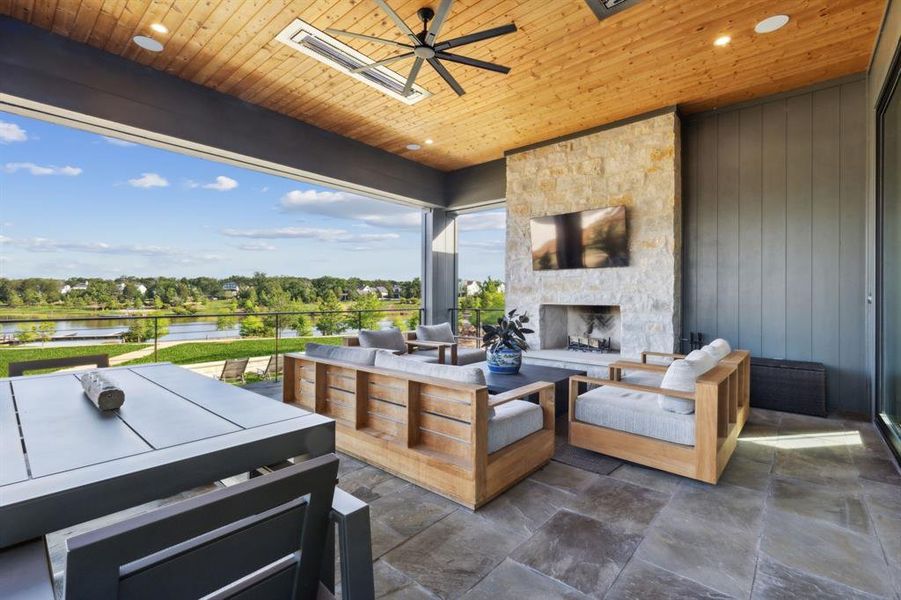 Exterior details and patio area of a home in , Malakoff (Image 4).