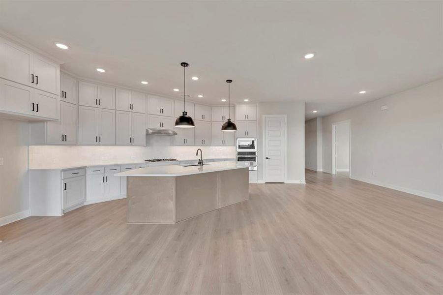 Spacious, unfurnished interior of a new home in Myrtle Creek, Waxahachie (Image 27).