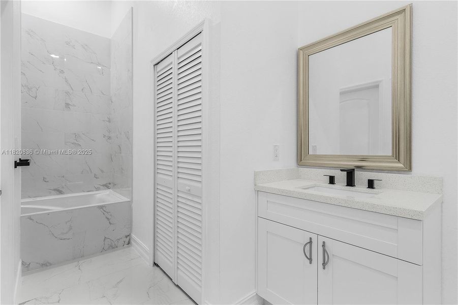 Spacious, unfurnished interior of a new home in , Lehigh Acres (Image 19).