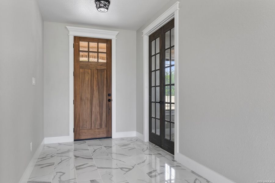 Spacious, unfurnished interior of a new home in , Bandera (Image 20).