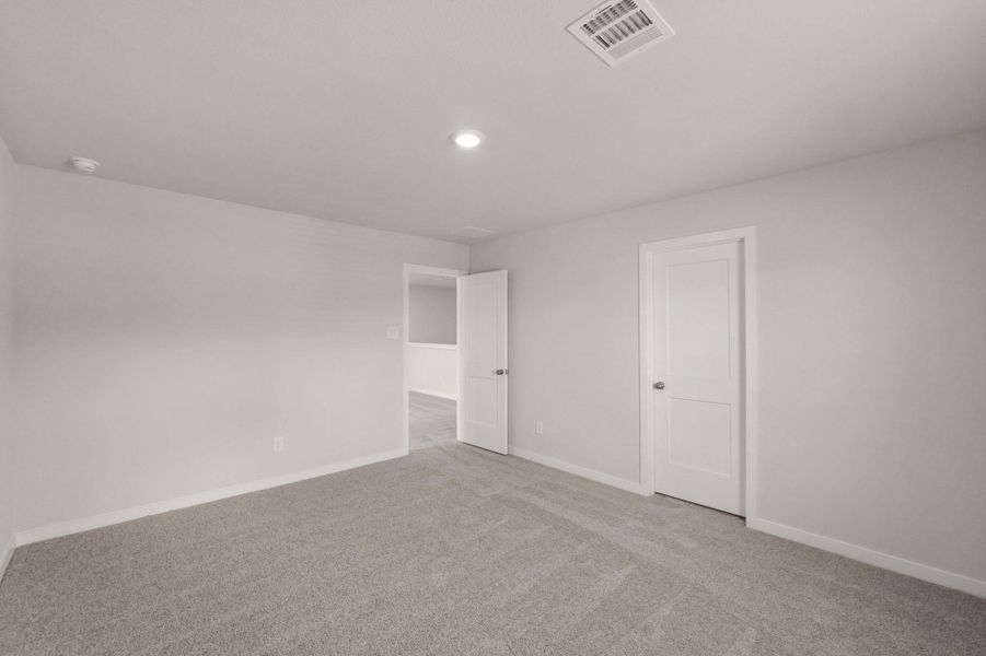 Spacious, unfurnished interior of a new home in Lakes at Crockett Martin, Conroe (Image 13).