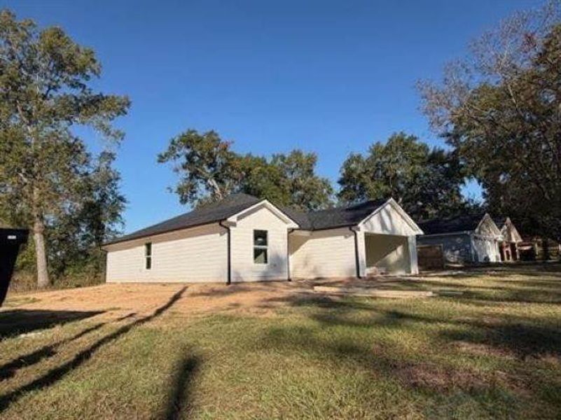 Exterior details and patio area of a home in , Frankston (Image 15).