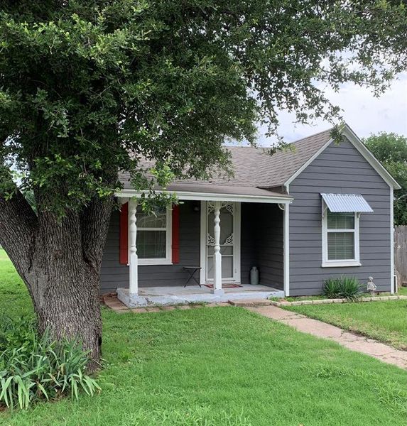 Exterior details and patio area of a home in , Weatherford (Image 3).