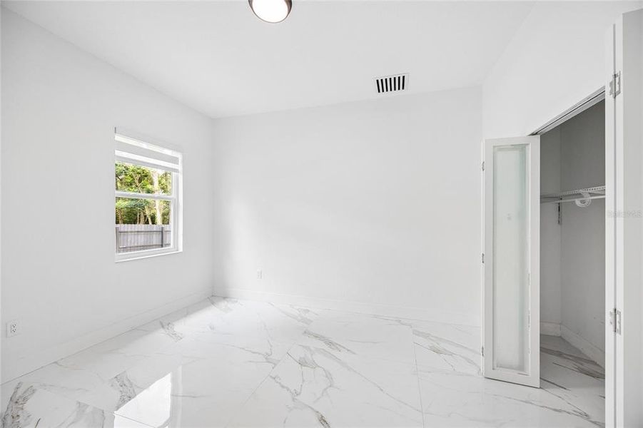 Spacious, unfurnished interior of a new home in , Orlando (Image 17).