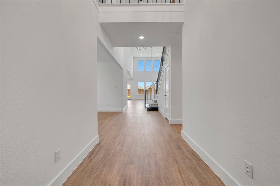 Spacious, unfurnished interior of a new home in Chaparral Park, Oak Point (Image 21).