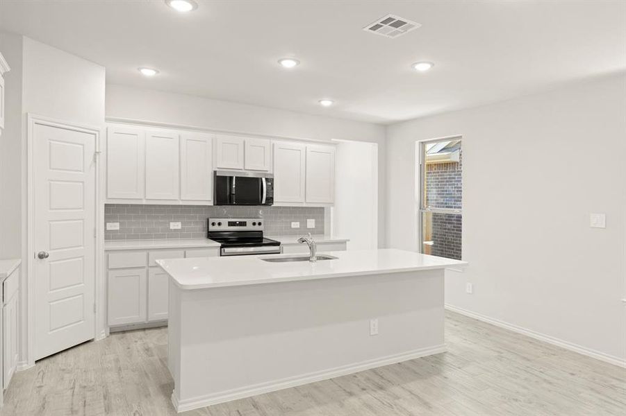 16. 3311 Dahlia - Kitchen (3)