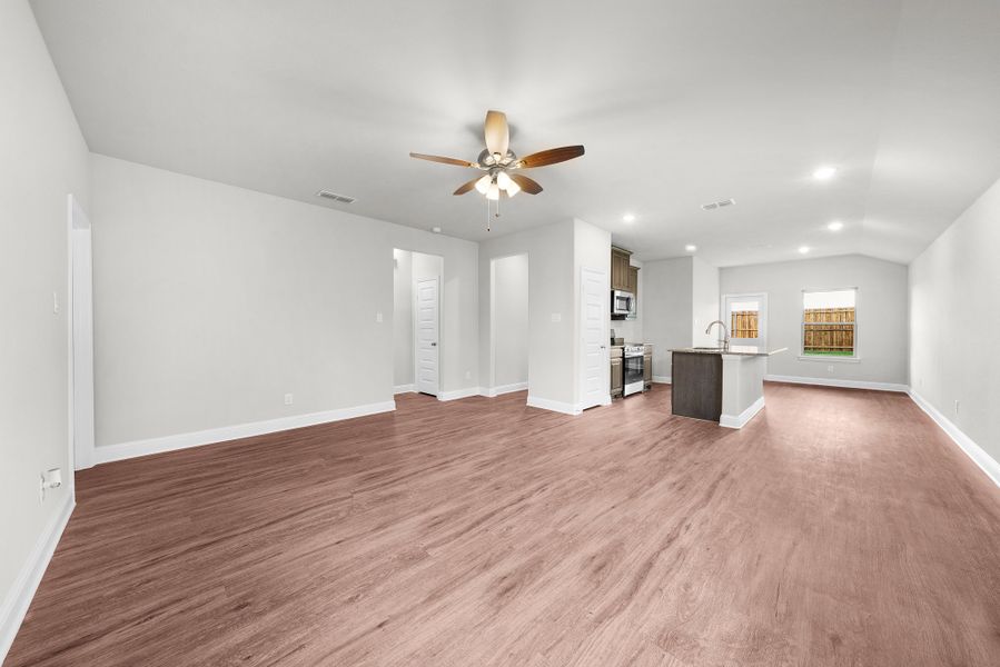 Spacious, unfurnished interior of a new home in Stonecreek, Sulphur Springs (Image 19).