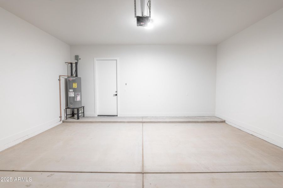 Garage (2) Garage (2)