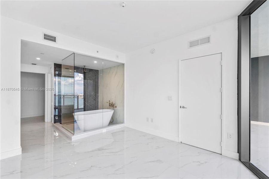 Spacious, unfurnished interior of a new home in Aria Reserve, Miami (Image 21).