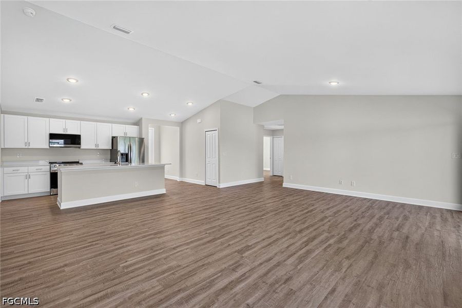 Spacious, unfurnished interior of a new home in Cape Coral, Cape Coral (Image 18).